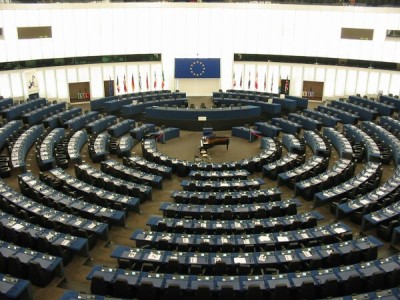 La rappresentanza politica nei gruppi del Parlamento europeo. Il divieto di mandato imperativo