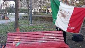 Panchina nel parco dietro Via Ippodromo 16 a Milano dedicata a Emma Fighetti Quinteri
